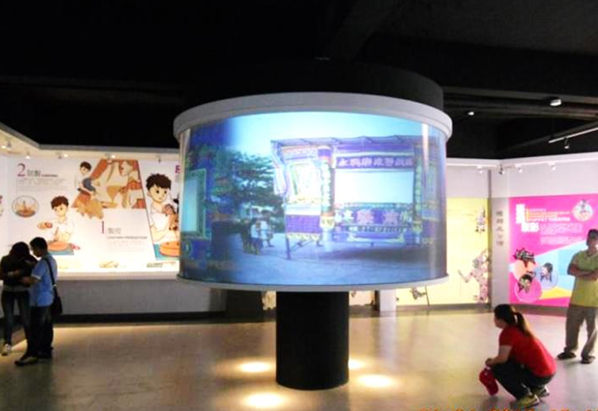 9Mx1.75m直徑3M圓形舞台硬質背投影，4台投影機影像融合，影像可360度旋轉